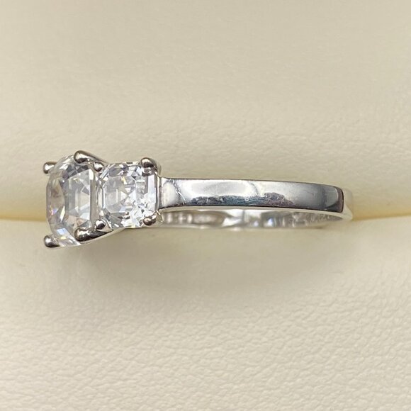 SW 14K White Gold Ring Sz. 6 - 3 x Cubic Zirconia Asscher Cut - 2.86 gm, 2.71 ct - Picture 4 of 16
